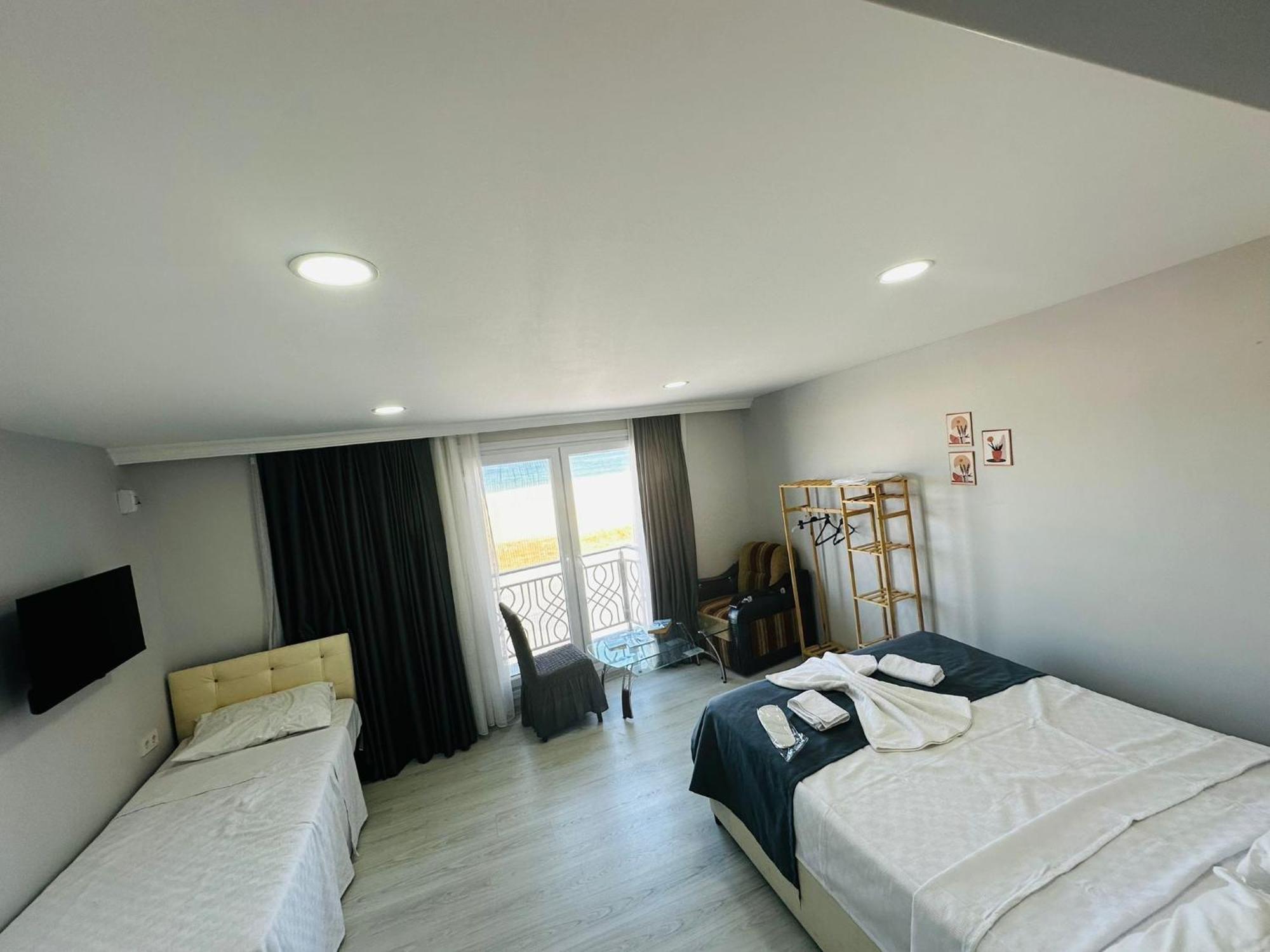 Holiday Beach Hotel Arnavutkoy Exterior photo